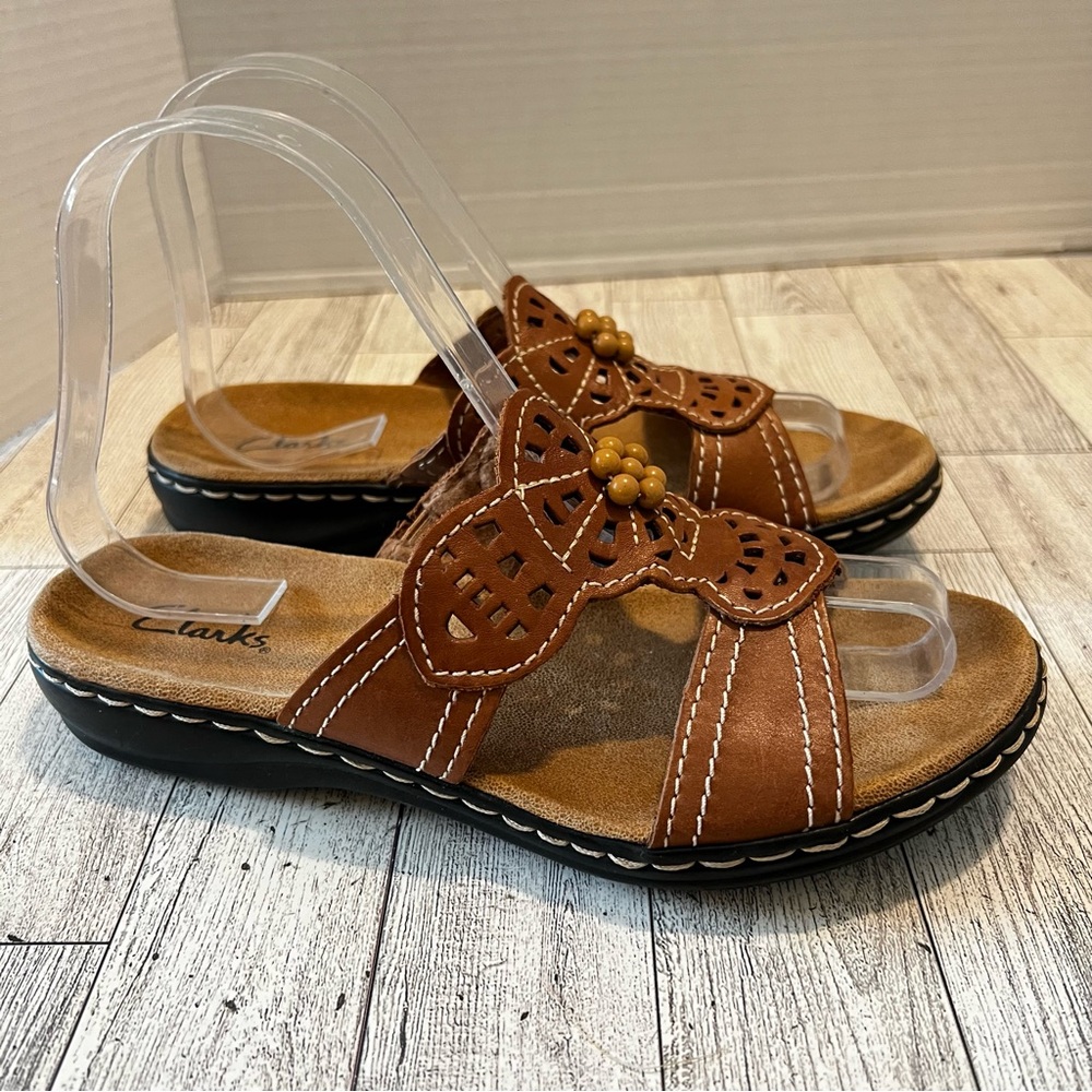 Clarks Leisa Lolly Sandals Brown Leather Open Toe Slides 6M Beaded Eyelets